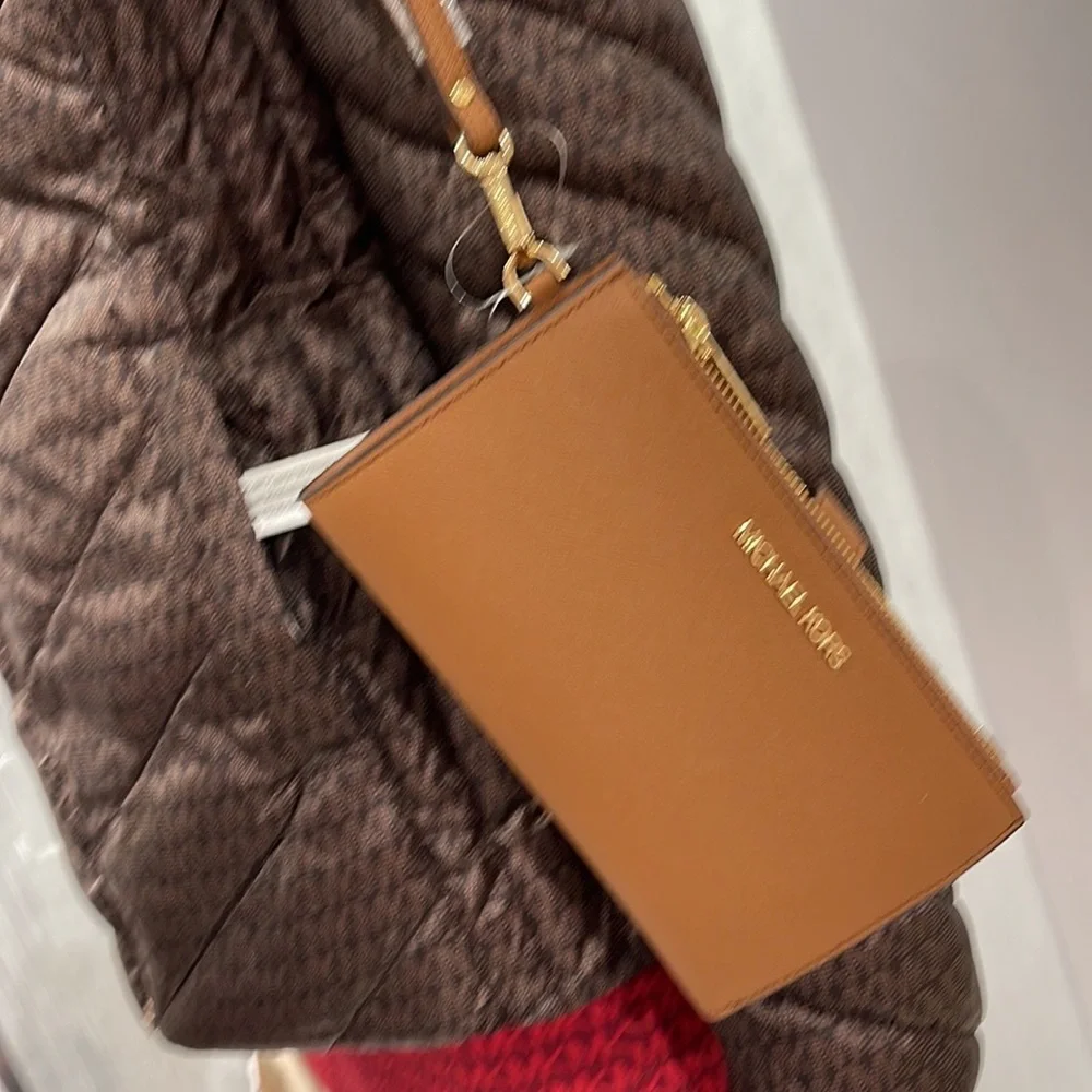 MICHAEL KORS LARGE DOUBLE ZIP WRISTLET WALLET PHONE CASE CLUTCH 
Luggage - Picture 15 of 16